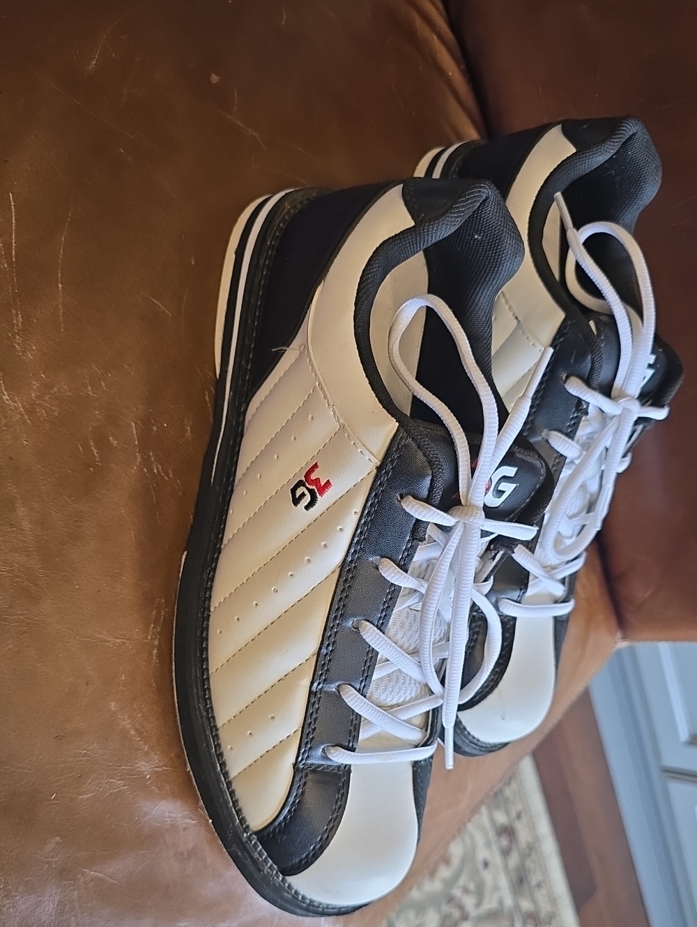 Men's White and Black Bowling 8.5 Shoes 3-G